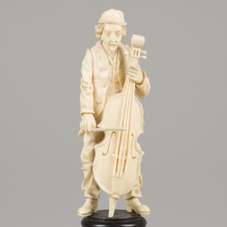 Een ivoren sculptuur van een man met bas, 19e eeuw.
