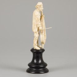 Een ivoren sculptuur van een man met bas, 19e eeuw.