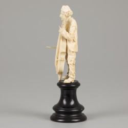 Een ivoren sculptuur van een man met bas, 19e eeuw.
