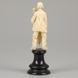 Een ivoren sculptuur van een man met bas, 19e eeuw.