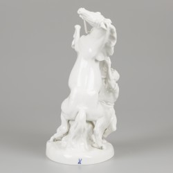Een porseleinen groep van een steigerend paard en een staljongen, Erich Oehme (1898-1970) voor Meissen, 2e helft 20e eeuw.