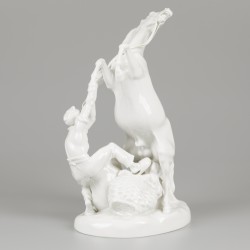 Een porseleinen groep van een steigerend paard en een staljongen, Erich Oehme (1898-1970) voor Meissen, 2e helft 20e eeuw.