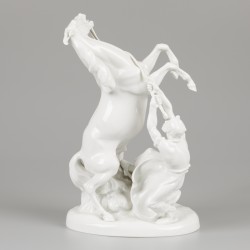 Een porseleinen groep van een steigerend paard en een staljongen, Erich Oehme (1898-1970) voor Meissen, 2e helft 20e eeuw.