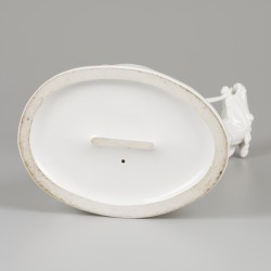 Een porseleinen groep van een steigerend paard en een staljongen, Erich Oehme (1898-1970) voor Meissen, 2e helft 20e eeuw.
