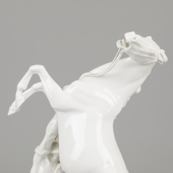 Een porseleinen groep van een steigerend paard en een staljongen, Erich Oehme (1898-1970) voor Meissen, 2e helft 20e eeuw.