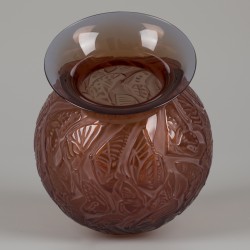 Een Lalique "Nymphale"-vaas, gemerkt "Lalique France".