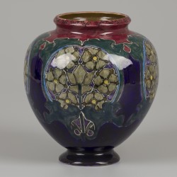 Een polychroom beschilderde aardewerk vaas met Jugendstil decor, gemerkt Rozenburg, Den haag, circa 1910/1920.