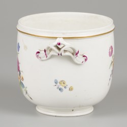 Een porseleinen cachepot gedecoreerd met bloemen, gemerkt Höchst, Duitsland, 18e eeuw.