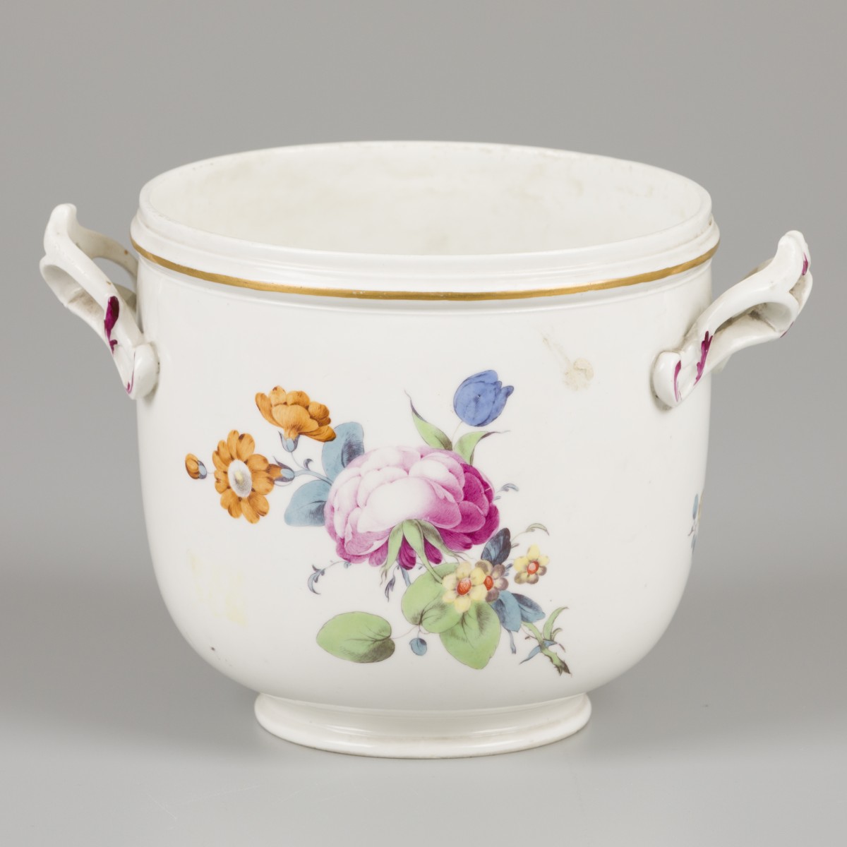 Een porseleinen cachepot gedecoreerd met bloemen, gemerkt Höchst, Duitsland, 18e eeuw.