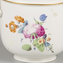 Een porseleinen cachepot gedecoreerd met bloemen, gemerkt Höchst, Duitsland, 18e eeuw.