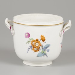 Een porseleinen cachepot gedecoreerd met bloemen, gemerkt Höchst, Duitsland, 18e eeuw.