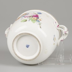 Een porseleinen cachepot gedecoreerd met bloemen, gemerkt Höchst, Duitsland, 18e eeuw.