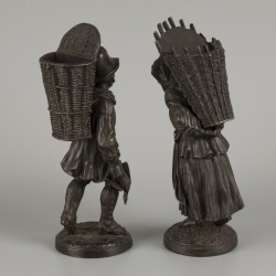 Een set van (2) bronzen figuurtjes in de vorm van  een eendenfokker en een houtsprokkelaarster, 20e eeuw.