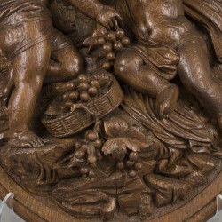 Een eiken snijstuk voorstellende twee putti bij de druivenoogst (najaar), België, 19e eeuw.