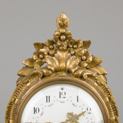 Een Louis XV-stijl schouwpendule in verguld houten kast, 19e eeuw.