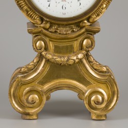 Een Louis XV-stijl schouwpendule in verguld houten kast, 19e eeuw.