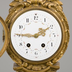 Een Louis XV-stijl schouwpendule in verguld houten kast, 19e eeuw.