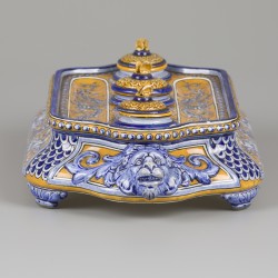 Een majolica inktstel gedecoreerd met putti gezeten op zeemonsters en diverse leeuwenmascarons, Italië, circa 1900.