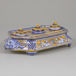 Een majolica inktstel gedecoreerd met putti gezeten op zeemonsters en diverse leeuwenmascarons, Italië, circa 1900.