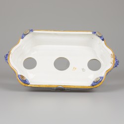 Een majolica inktstel gedecoreerd met putti gezeten op zeemonsters en diverse leeuwenmascarons, Italië, circa 1900.