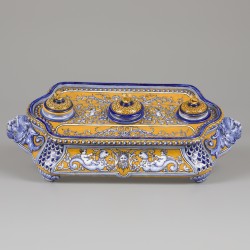 Een majolica inktstel gedecoreerd met putti gezeten op zeemonsters en diverse leeuwenmascarons, Italië, circa 1900.