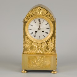 Een vuurverguld bronzen Charles X schouwpendule met Cupido-motieven, Frankrijk, ca. 1835.