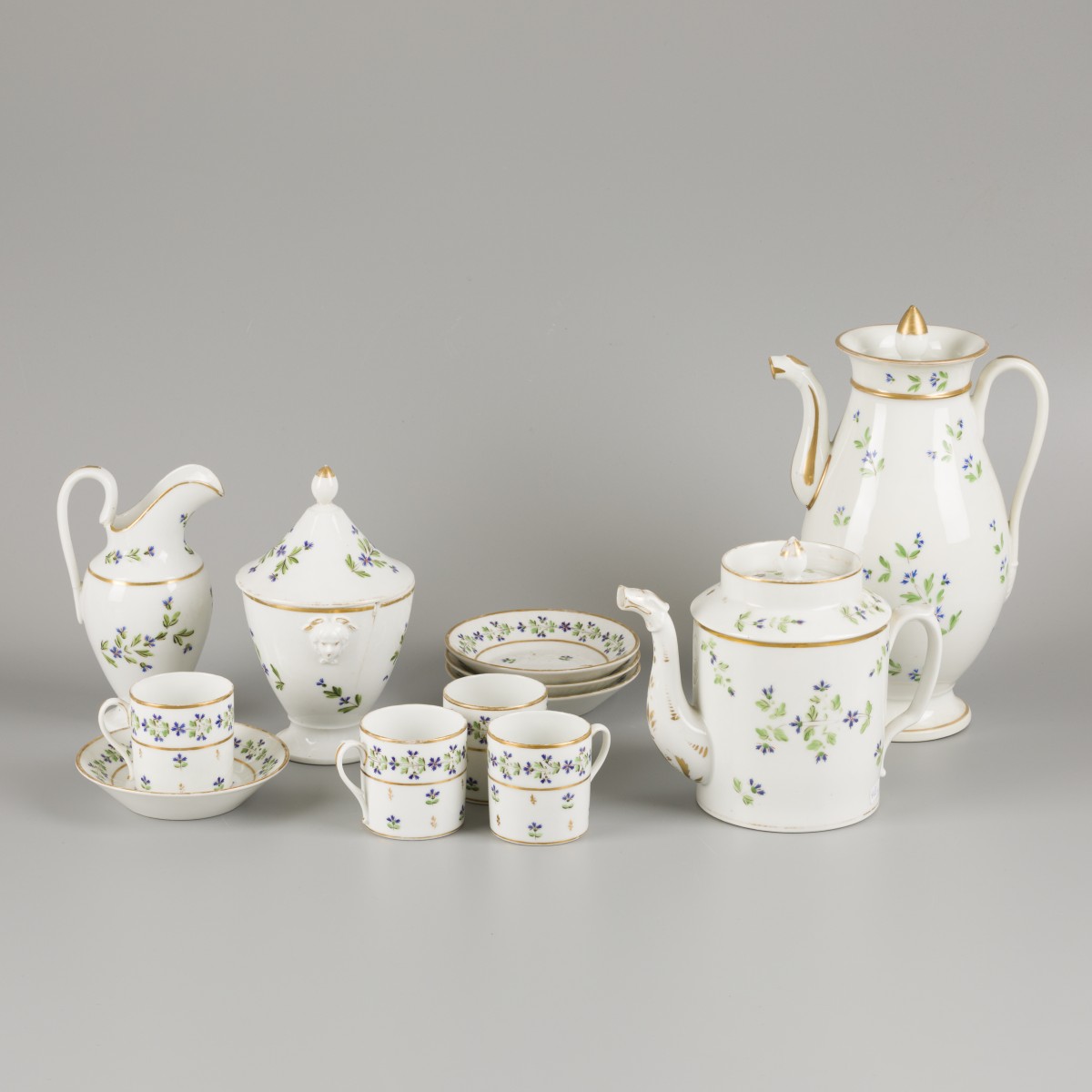 Een porseleinen koffie-/theeservies met korenbloemendecor, Frankrijk, begin 19e eeuw.