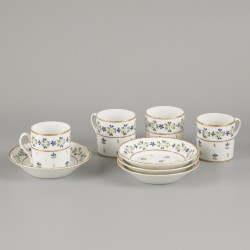 Een porseleinen koffie-/theeservies met korenbloemendecor, Frankrijk, begin 19e eeuw.