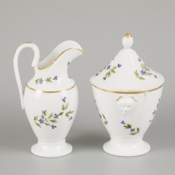 Een porseleinen koffie-/theeservies met korenbloemendecor, Frankrijk, begin 19e eeuw.