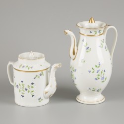 Een porseleinen koffie-/theeservies met korenbloemendecor, Frankrijk, begin 19e eeuw.