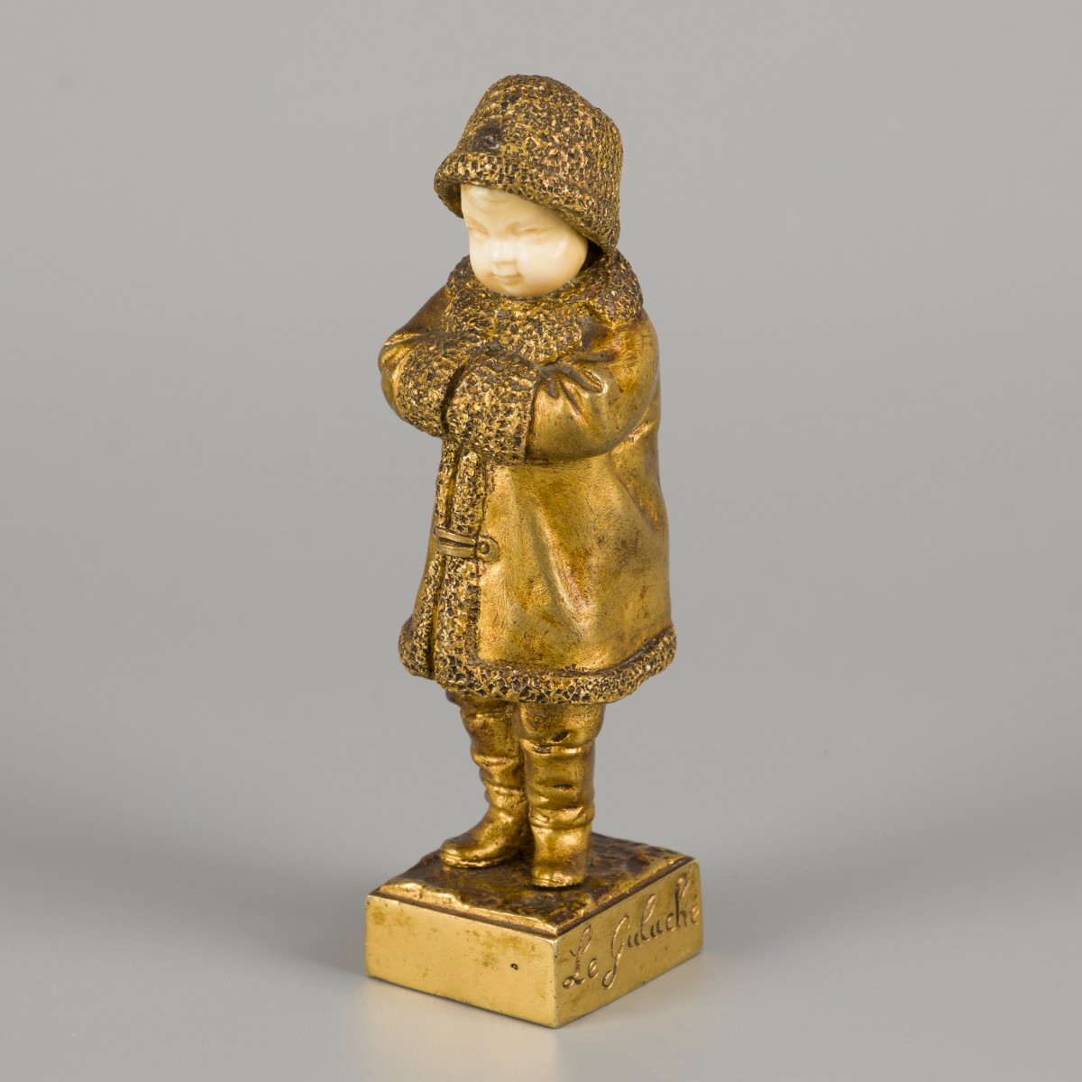 Joseph de Guluche (Plourivo (Côtes-d'Armor) 1849 - 1915 Villejuif), een bronzen beeld van een kindje in winterkledij, Frankrijk, ca. 1900.