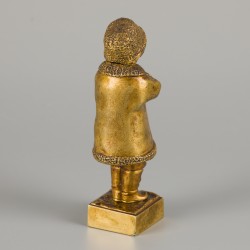 Joseph de Guluche (Plourivo (Côtes-d'Armor) 1849 - 1915 Villejuif), een bronzen beeld van een kindje in winterkledij, Frankrijk, ca. 1900.