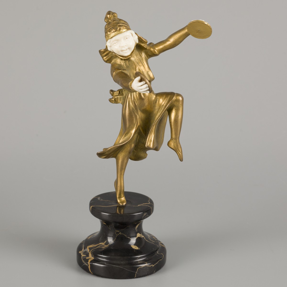 Affortunato Gory (XIX-XX), een bronzen sculptuur voorstellende een ballerina die de bekkens bespeelt, Frankrijk, ca. 1900.