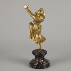 Affortunato Gory (XIX-XX), een bronzen sculptuur voorstellende een ballerina die de bekkens bespeelt, Frankrijk, ca. 1900.