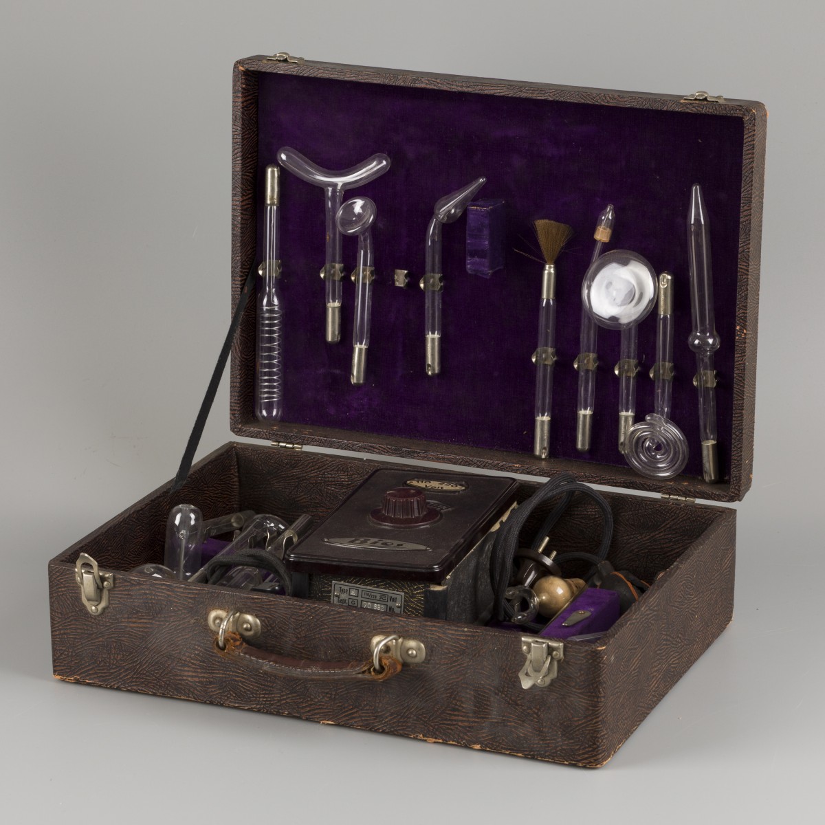 Een 'Helios' set medische instrumenten t.b.v. ultraviolette lichttherapie in koffer, Duitsland, jaren '20.