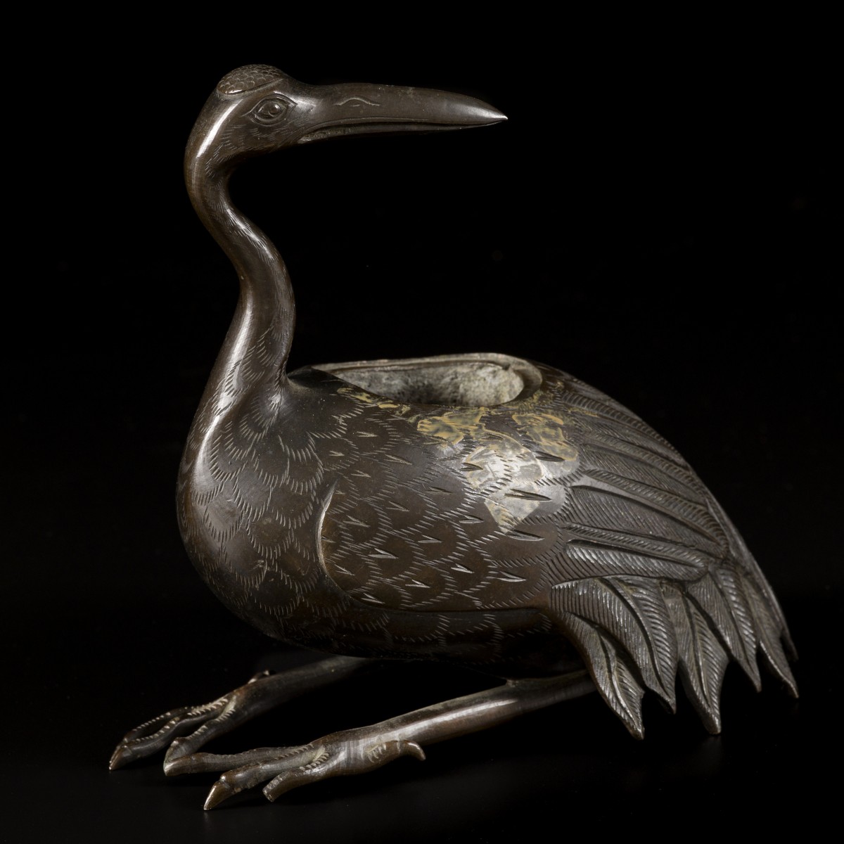 Een bronzen wierookvat in de vorm van een kraanvogel.