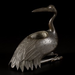 Een bronzen wierookvat in de vorm van een kraanvogel.