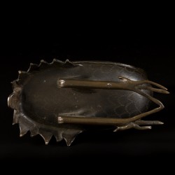 Een bronzen wierookvat in de vorm van een kraanvogel.