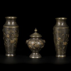 Een set van (3) Meiji bronzen vaasjes met reliëfdecor, twee balustervaasjes en een dekselpotje, Japan, eind 19e eeuw.