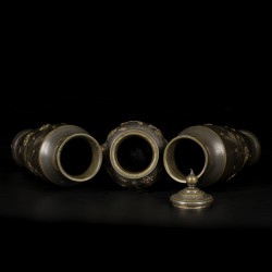 Een set van (3) Meiji bronzen vaasjes met reliëfdecor, twee balustervaasjes en een dekselpotje, Japan, eind 19e eeuw.