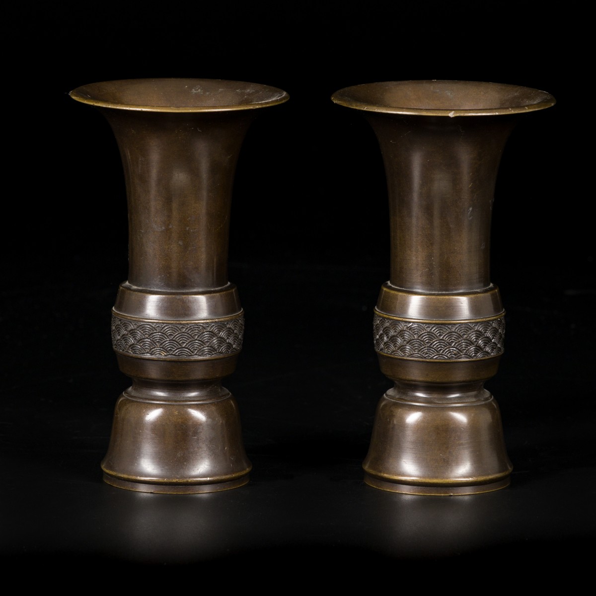Een set van (2) Meiji bronzen trompetvaasjes, Japan, ca. 1900.