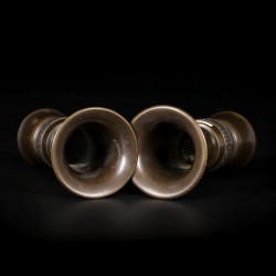 Een set van (2) Meiji bronzen trompetvaasjes, Japan, ca. 1900.