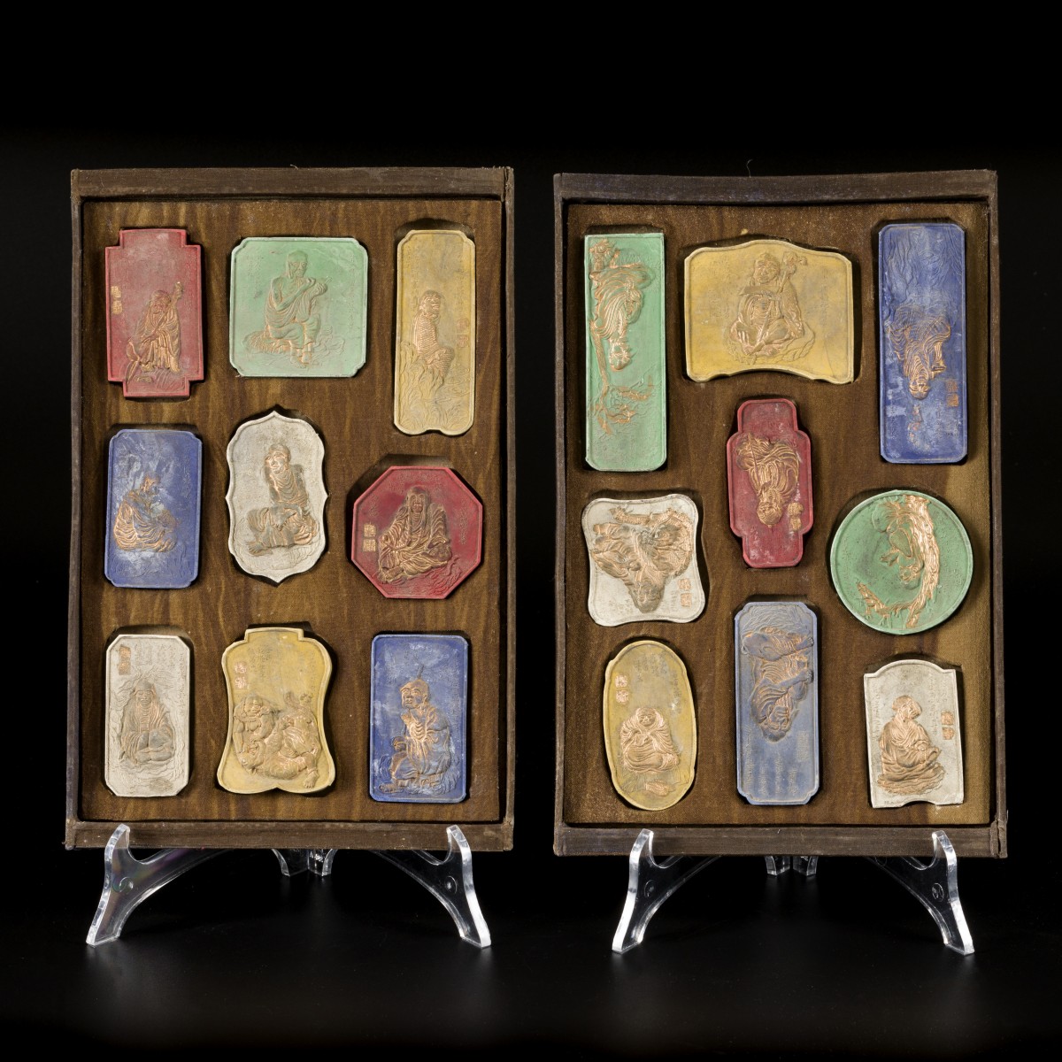 Qing "ink block cakes" / wrijfinktstaven van de "18 Luohan",  Buddha's discipelen, in doos, 1e helft 20e eeuw
