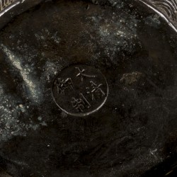 Een bronzen theepot met faux bamboe handvatten en gedecoreerd met opgehoogd reliëf, China, 1e helft 20e eeuw.