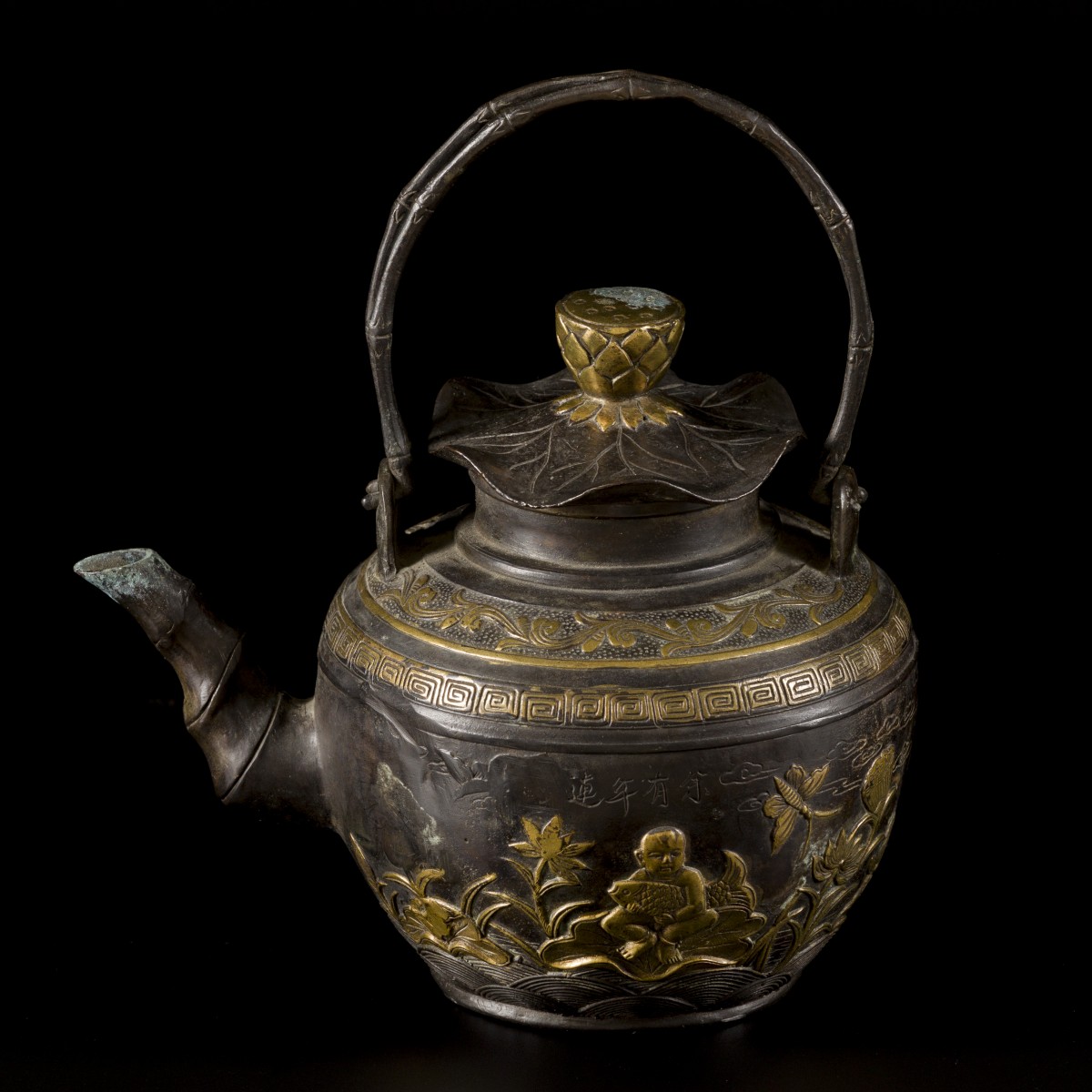 Een bronzen theepot met faux bamboe handvatten en gedecoreerd met opgehoogd reliëf, China, 1e helft 20e eeuw.