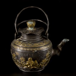 Een bronzen theepot met faux bamboe handvatten en gedecoreerd met opgehoogd reliëf, China, 1e helft 20e eeuw.