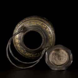 Een bronzen theepot met faux bamboe handvatten en gedecoreerd met opgehoogd reliëf, China, 1e helft 20e eeuw.