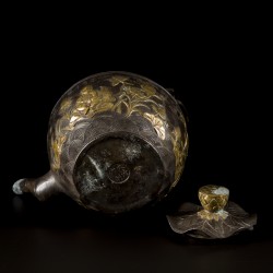 Een bronzen theepot met faux bamboe handvatten en gedecoreerd met opgehoogd reliëf, China, 1e helft 20e eeuw.