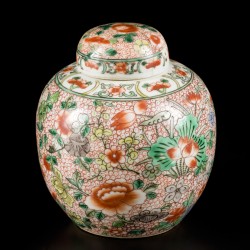 Een porseleinen famille verte gemberpot, gemerkt Lingzhi, China, 19e/20e eeuw.