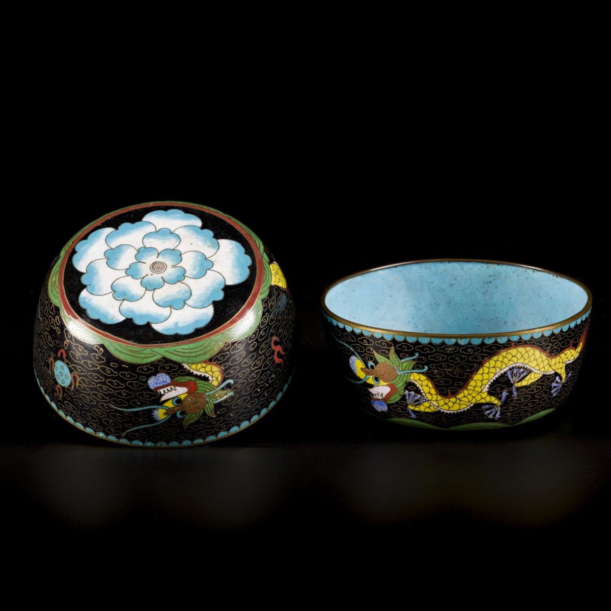 Een set van (2) cloisonné kommen gedecoreerd met draken, China, eind 19e eeuw.